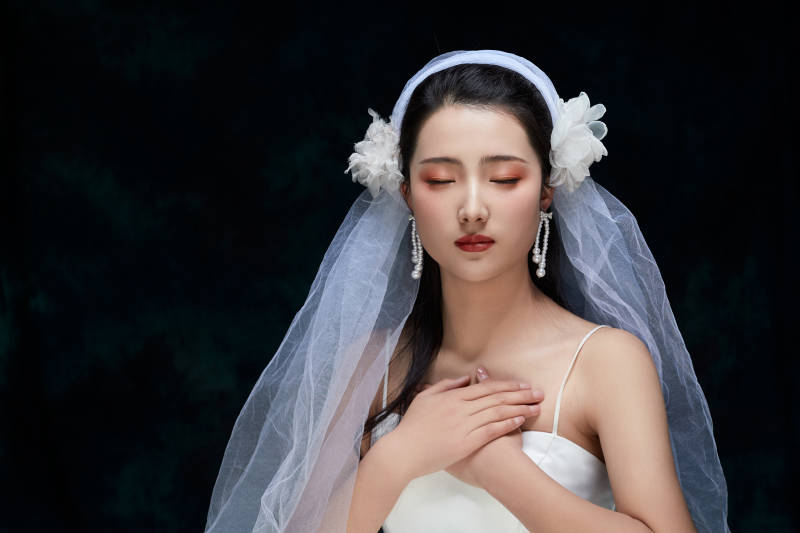 黑色背景下的女性复古婚纱妆面图片