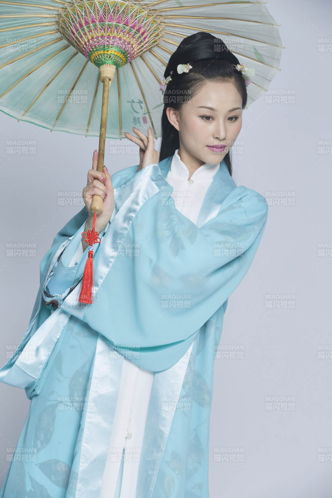 身穿古装的汉服女性人像汉服影棚拍摄图片