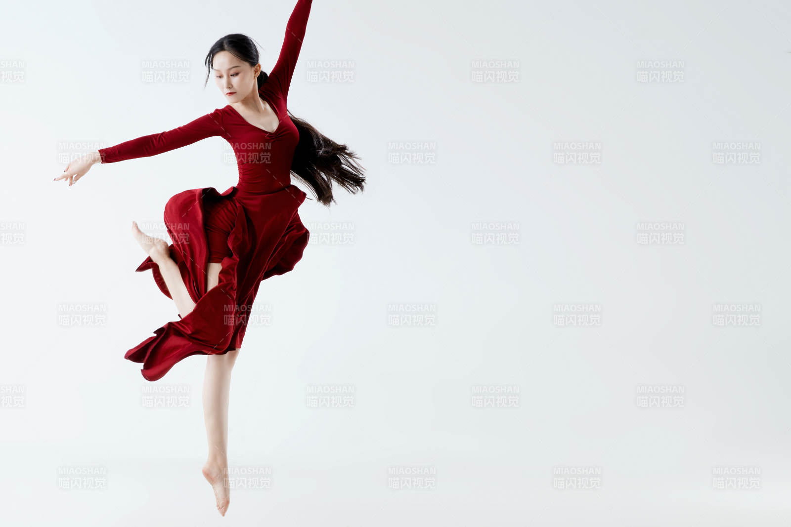 穿着红色长裙翩翩起舞的少女图片