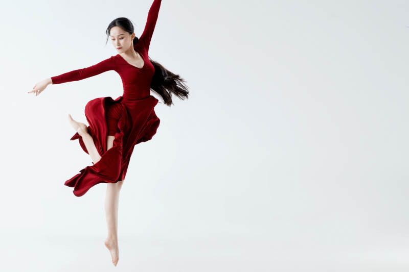 穿着红色长裙翩翩起舞的少女图片