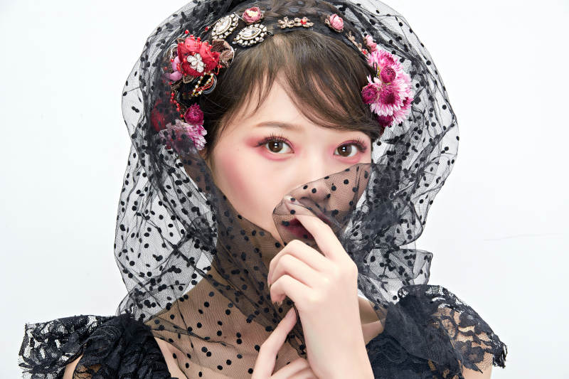 白色背景下的新娘彩妆美女人像图片