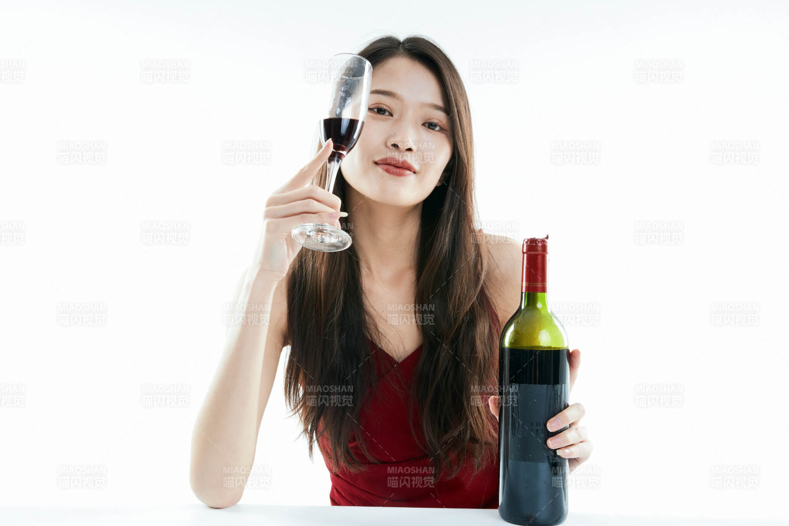 独自品尝红酒的亚洲女性图片