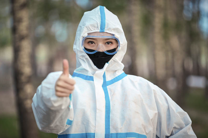 穿白色防护服佩戴护目镜口罩的女性防护人员图片
