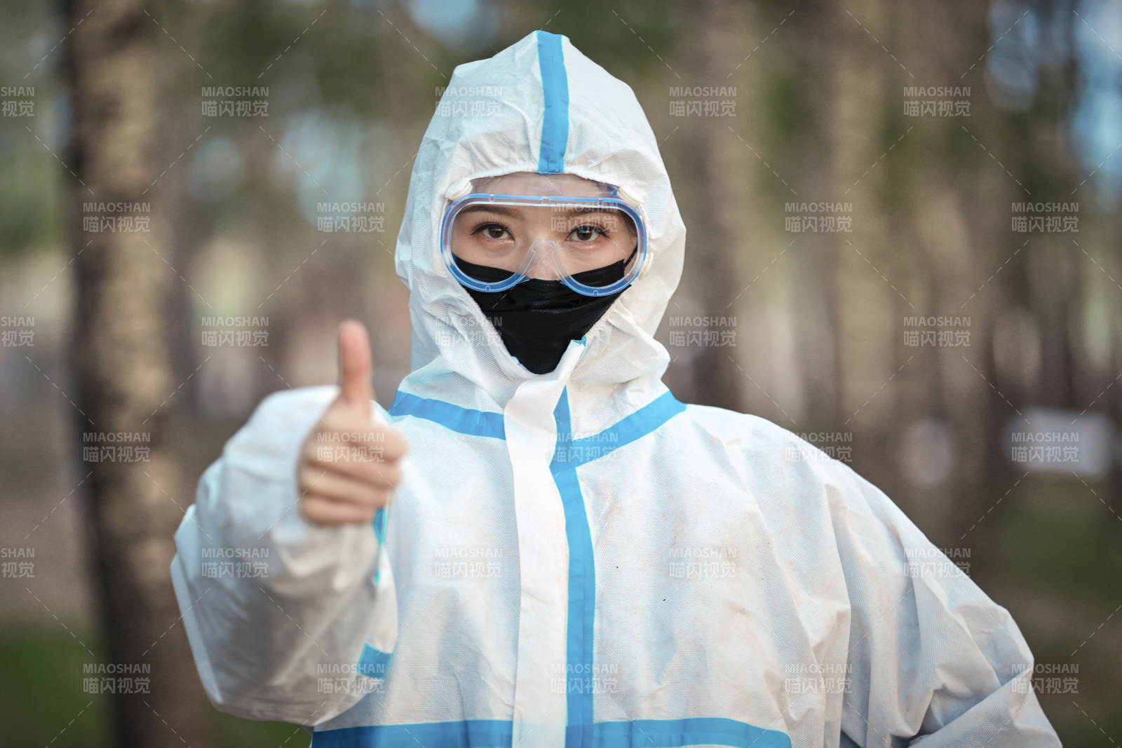穿白色防护服佩戴护目镜口罩的女性防护人员图片