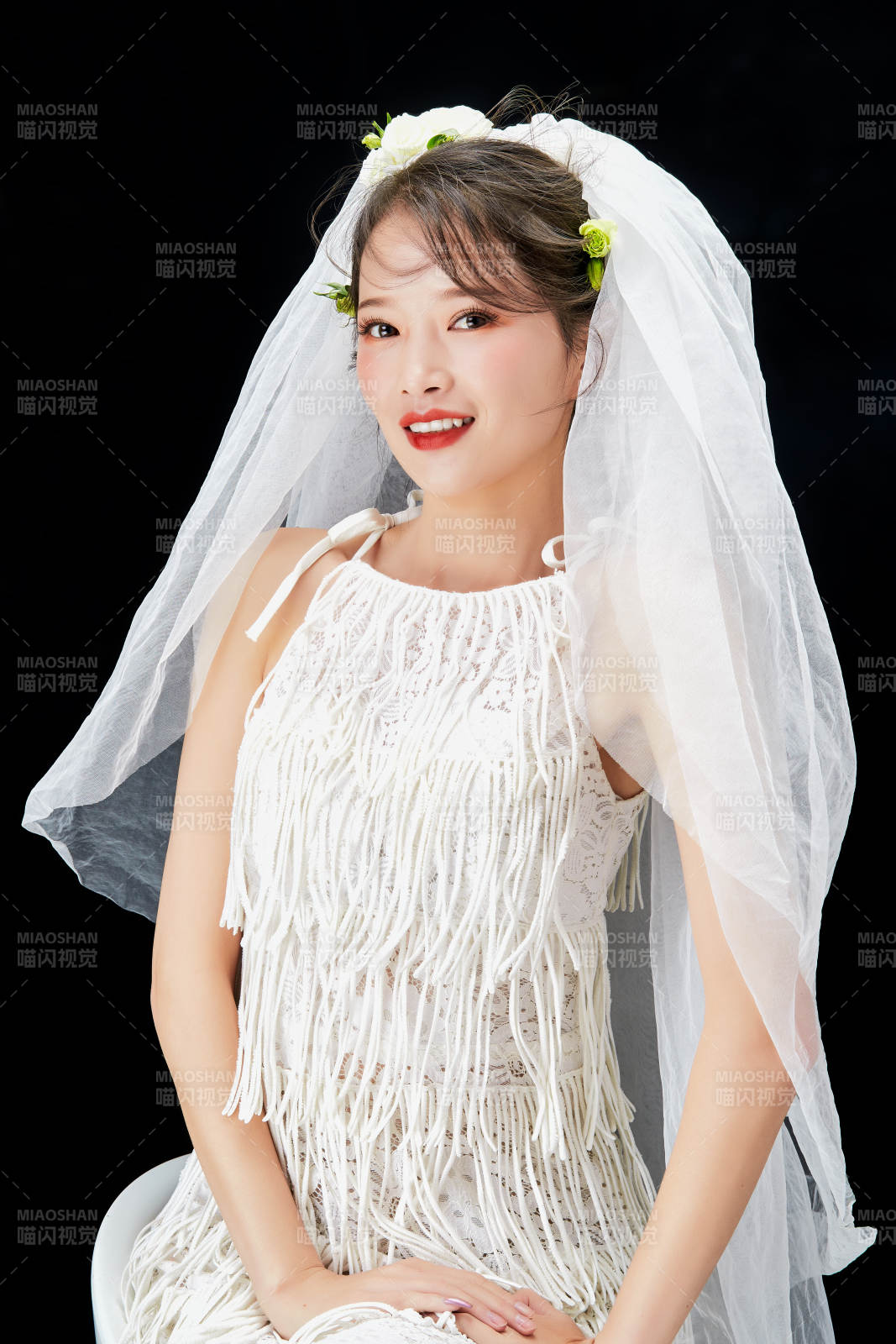 黑色背景下的美妆新娘彩妆人像图片