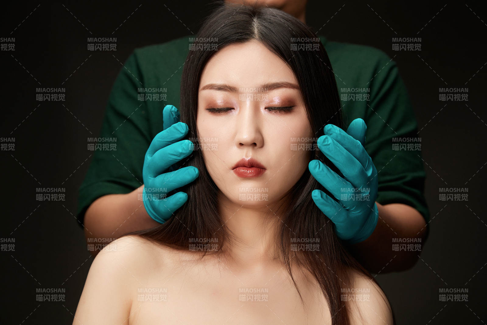 黑色背景里的亚洲美女面部特写医美整容图片