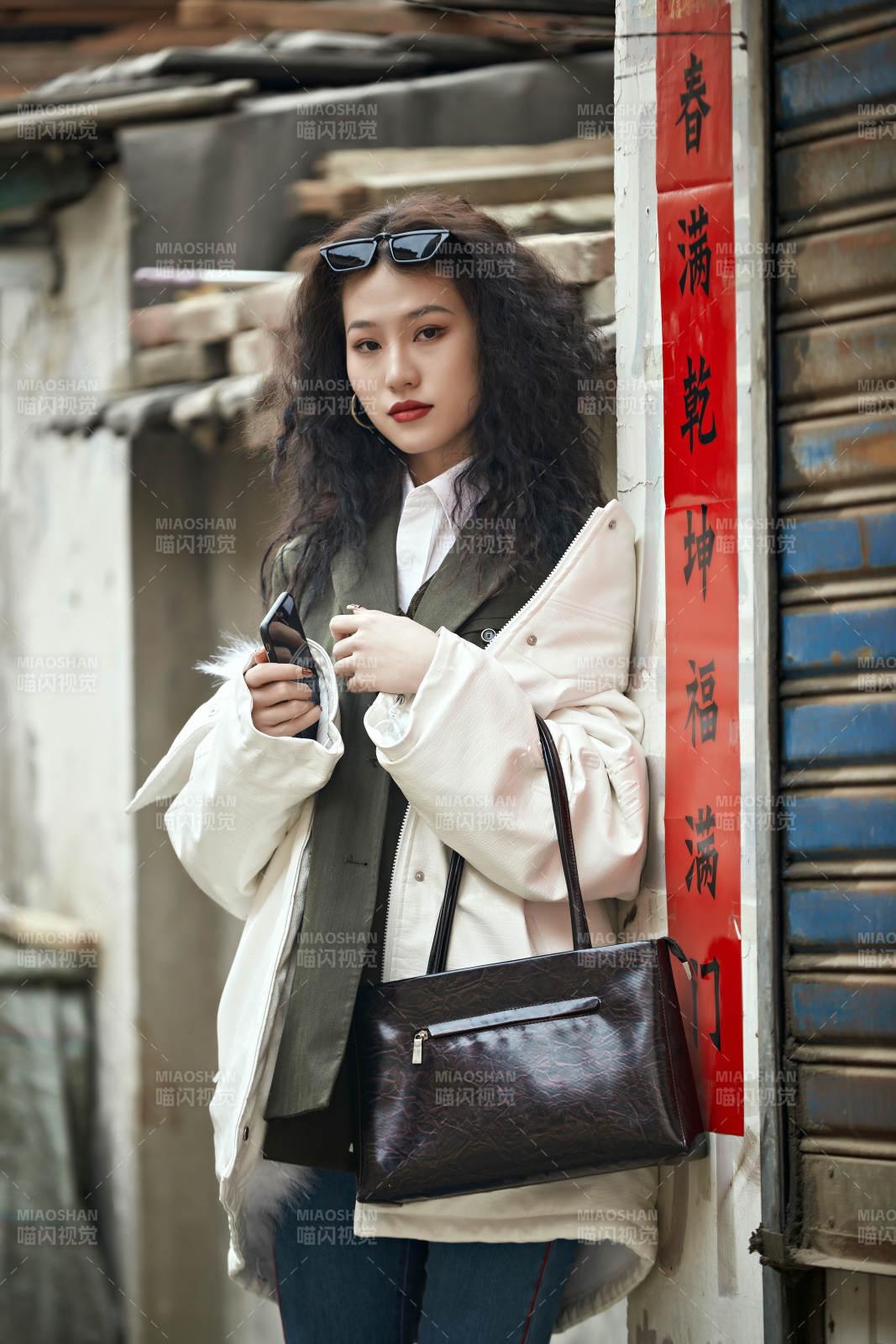 老旧城区里穿着复古港风的美丽清纯少女图片