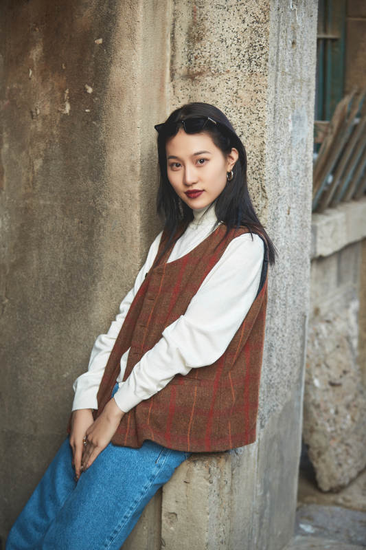 老旧城区里穿着复古港风的美丽清纯少女图片