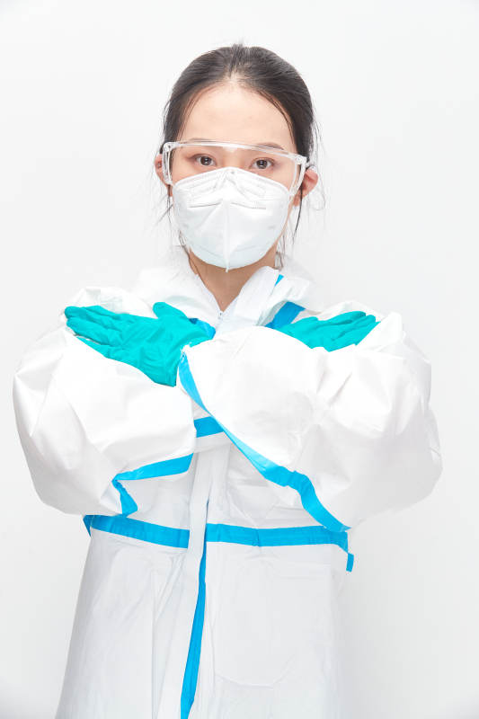 穿白色防护服佩戴护目镜口罩的女性医疗人员图片