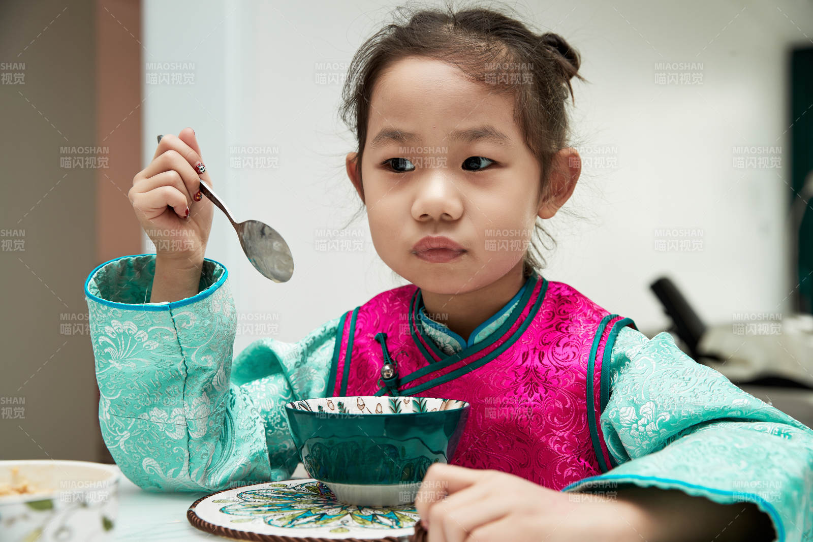 在家玩耍的亚洲小女孩图片