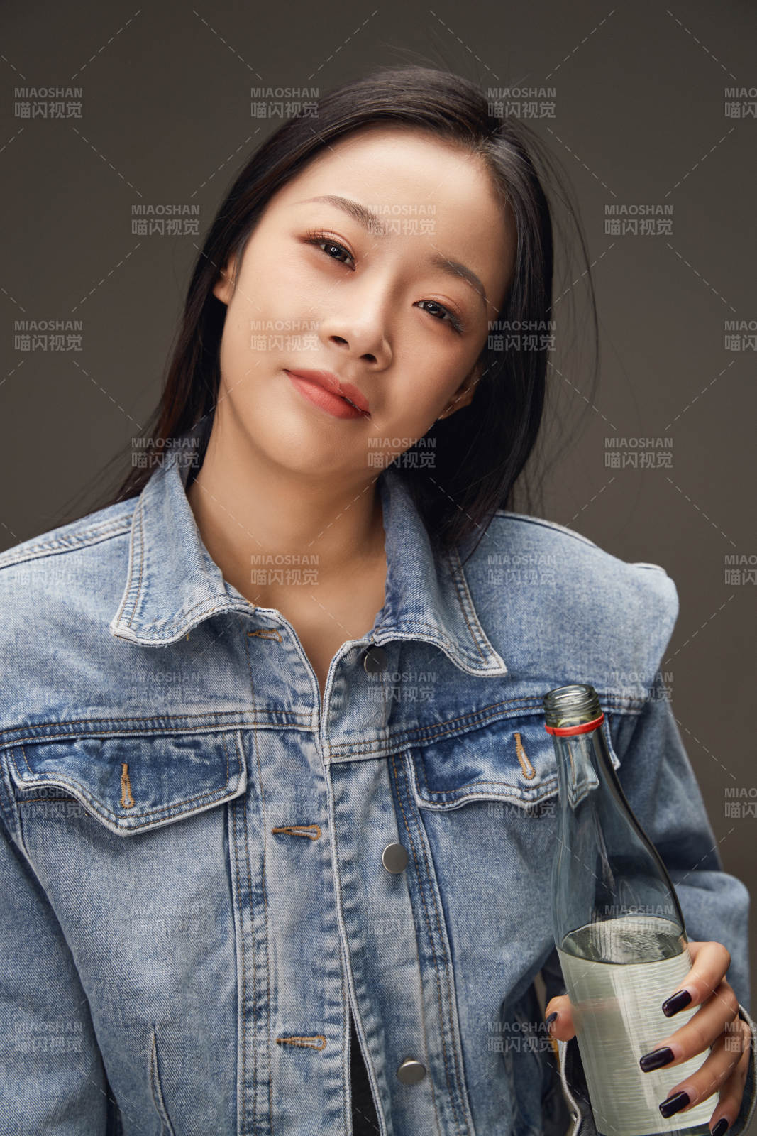 黑色背景里的亚洲美女面部特写医美整容图片