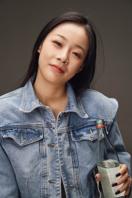 黑色背景里的亚洲美女面部特写医美整容图片