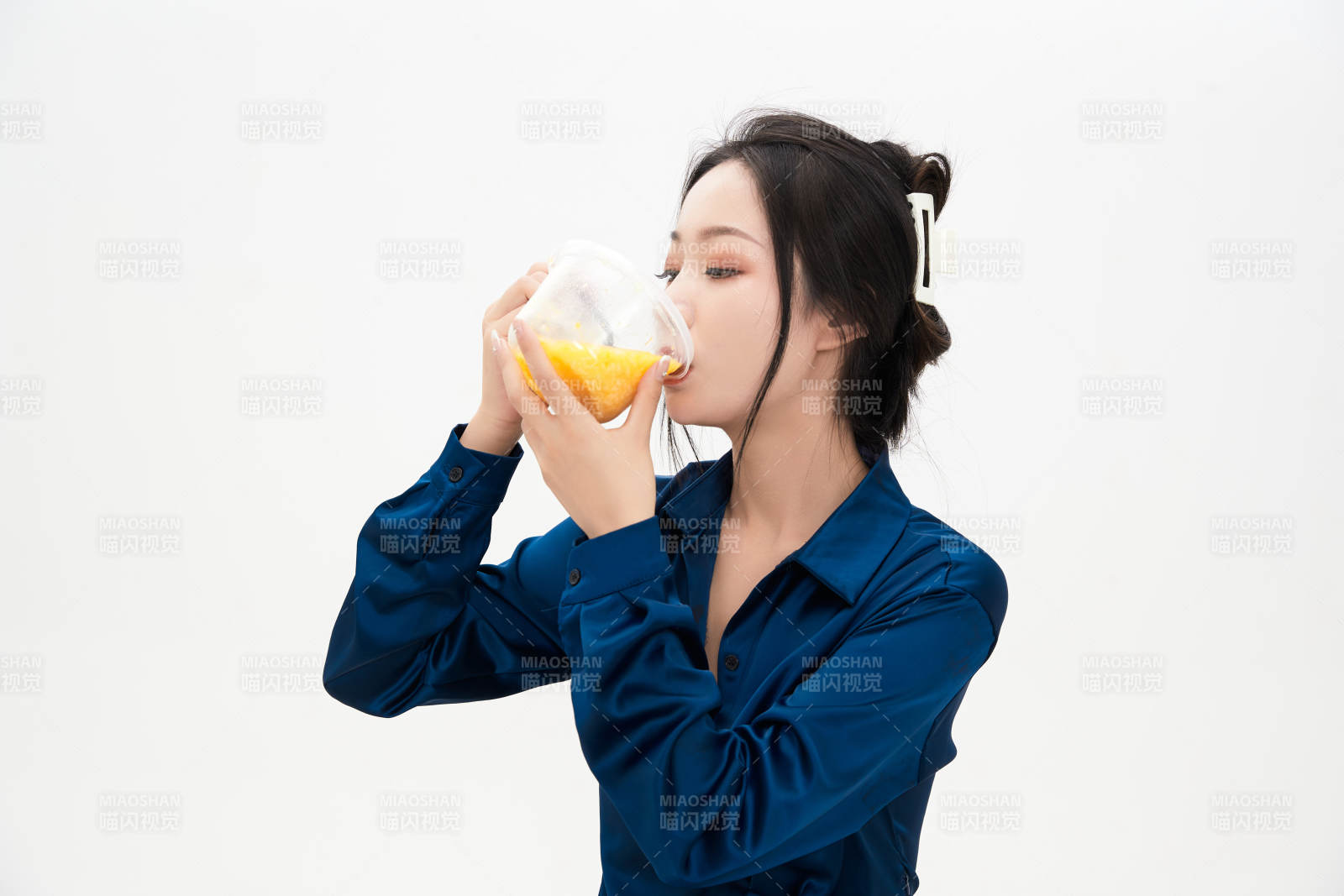 大吃特吃的亚洲可爱少女人像图片