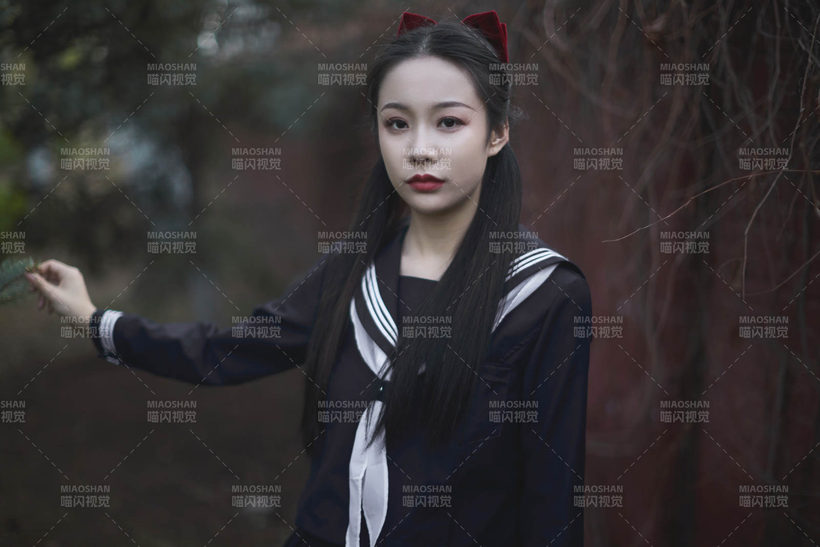 日系户外公园穿jk校服的少女图片