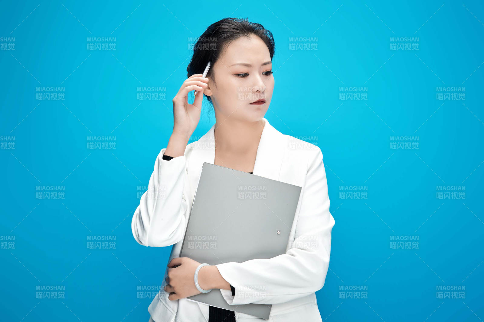 身穿西服拿着手机与文件夹的亚洲商务女士图片