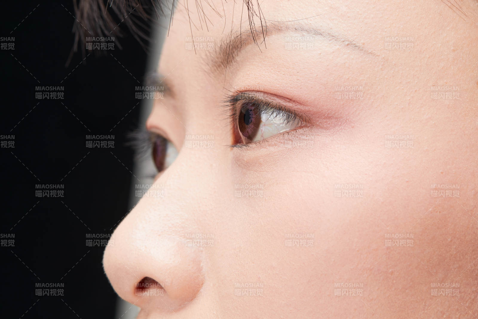 美丽的女孩眼睛局部特写细节图片