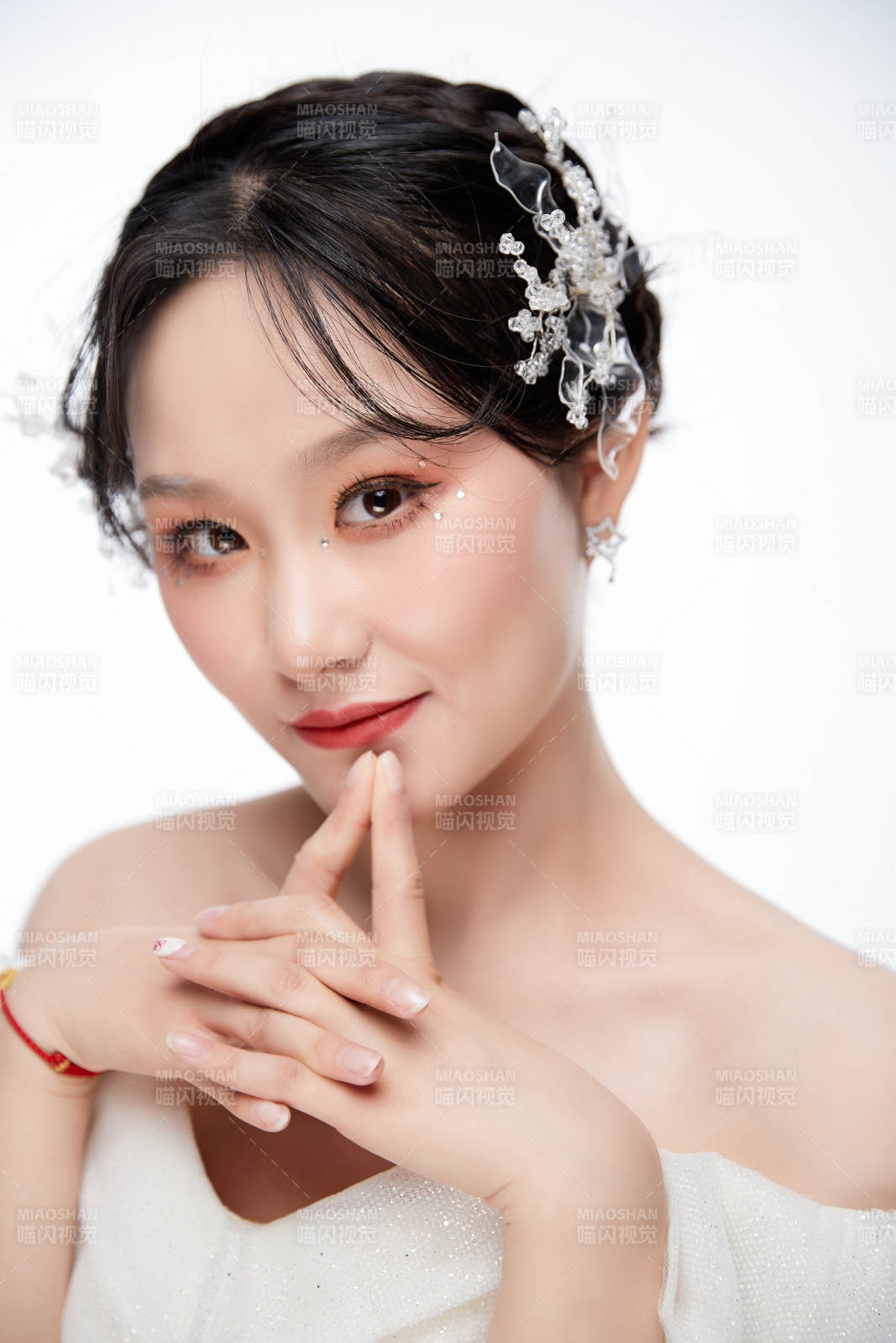女性婚纱妆面图片