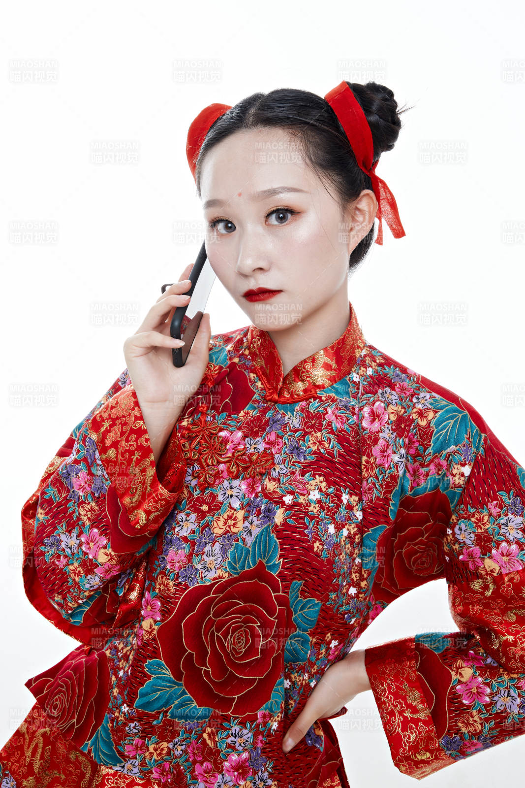 身穿中国传统服饰的青年女性图片