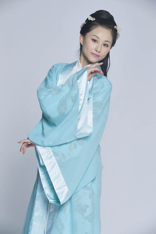 身穿古装的汉服女性人像汉服影棚拍摄图片