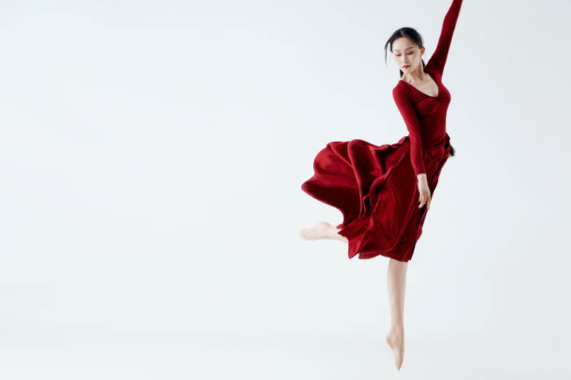 穿着红色长裙翩翩起舞的少女图片