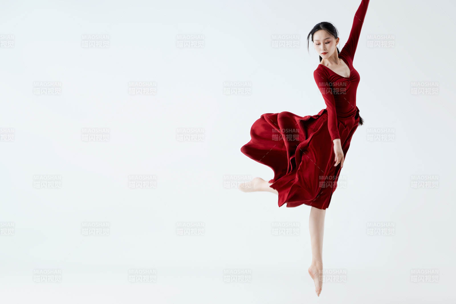 穿着红色长裙翩翩起舞的少女图片