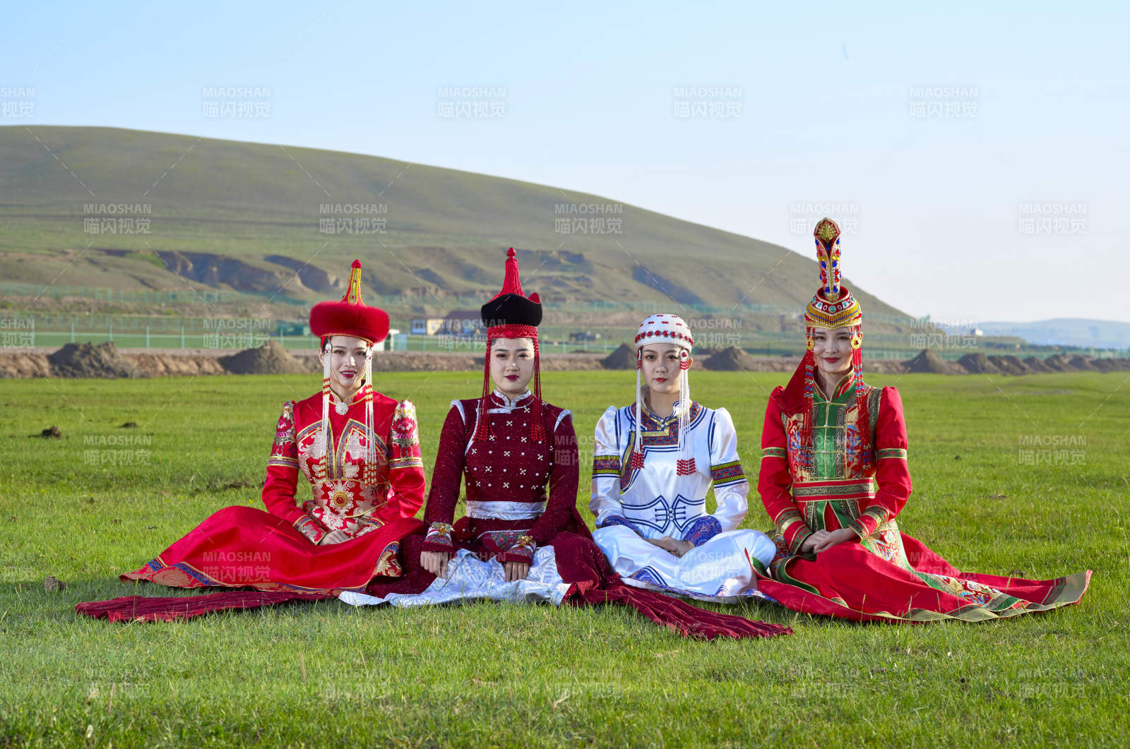 草原上穿着蒙古族传统服饰的亚洲年轻美少女图片