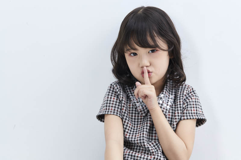 白色色背景的可爱的亚洲小女孩儿童图片