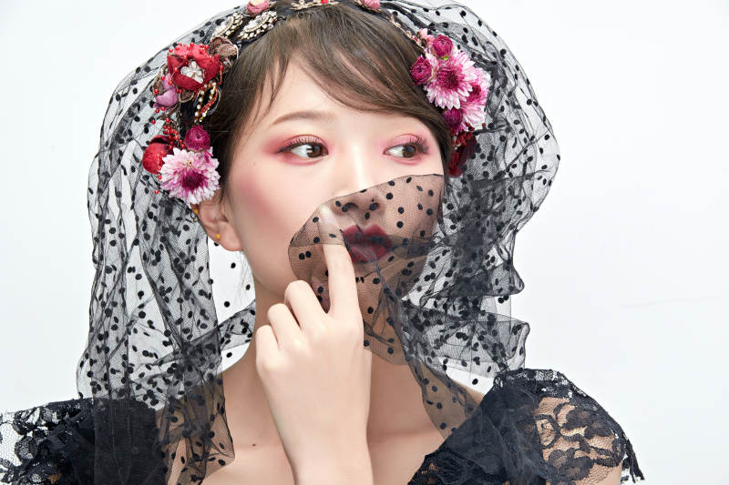 白色背景下的新娘彩妆美女人像图片