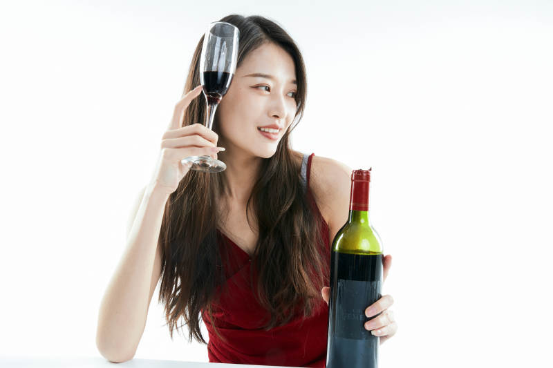 独自品尝红酒的亚洲女性图片