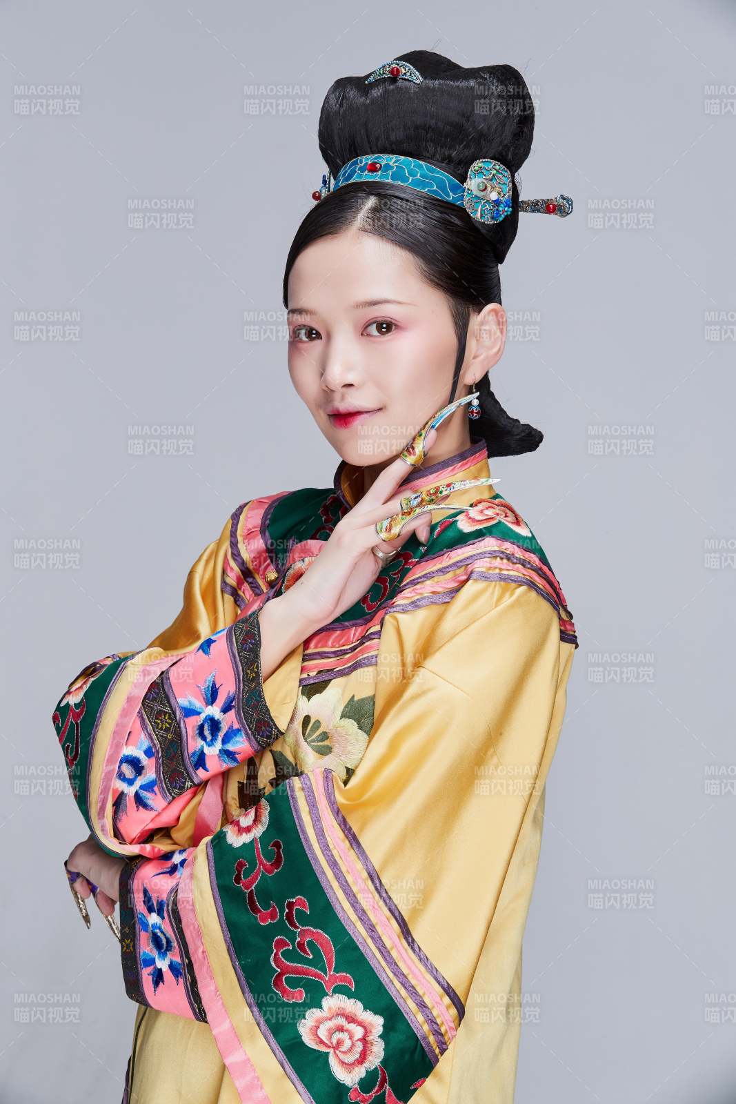 白色背景下的清代女性古装造型清朝古装图片