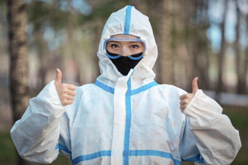 穿白色防护服佩戴护目镜口罩的女性防护人员图片