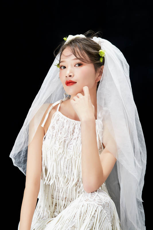 黑色背景下的美妆新娘彩妆人像图片