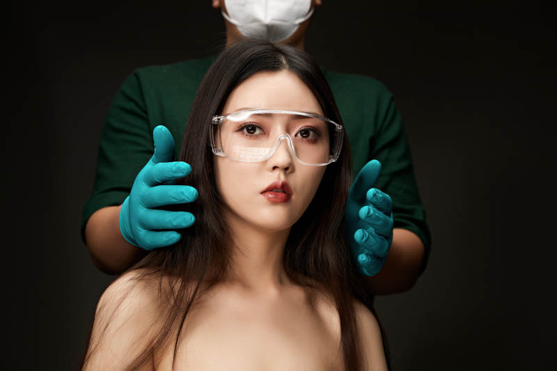 黑色背景里的亚洲美女面部特写医美整容图片