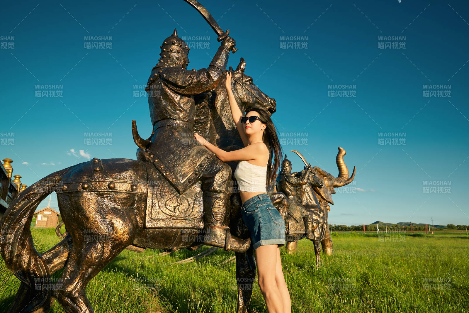 草原湿地公园游玩拍照的亚洲少女图片