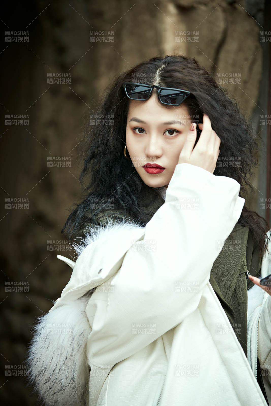 老旧城区里穿着复古港风的美丽清纯少女图片