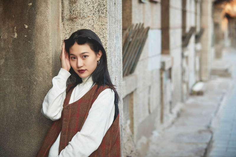 老旧城区里穿着复古港风的美丽清纯少女图片