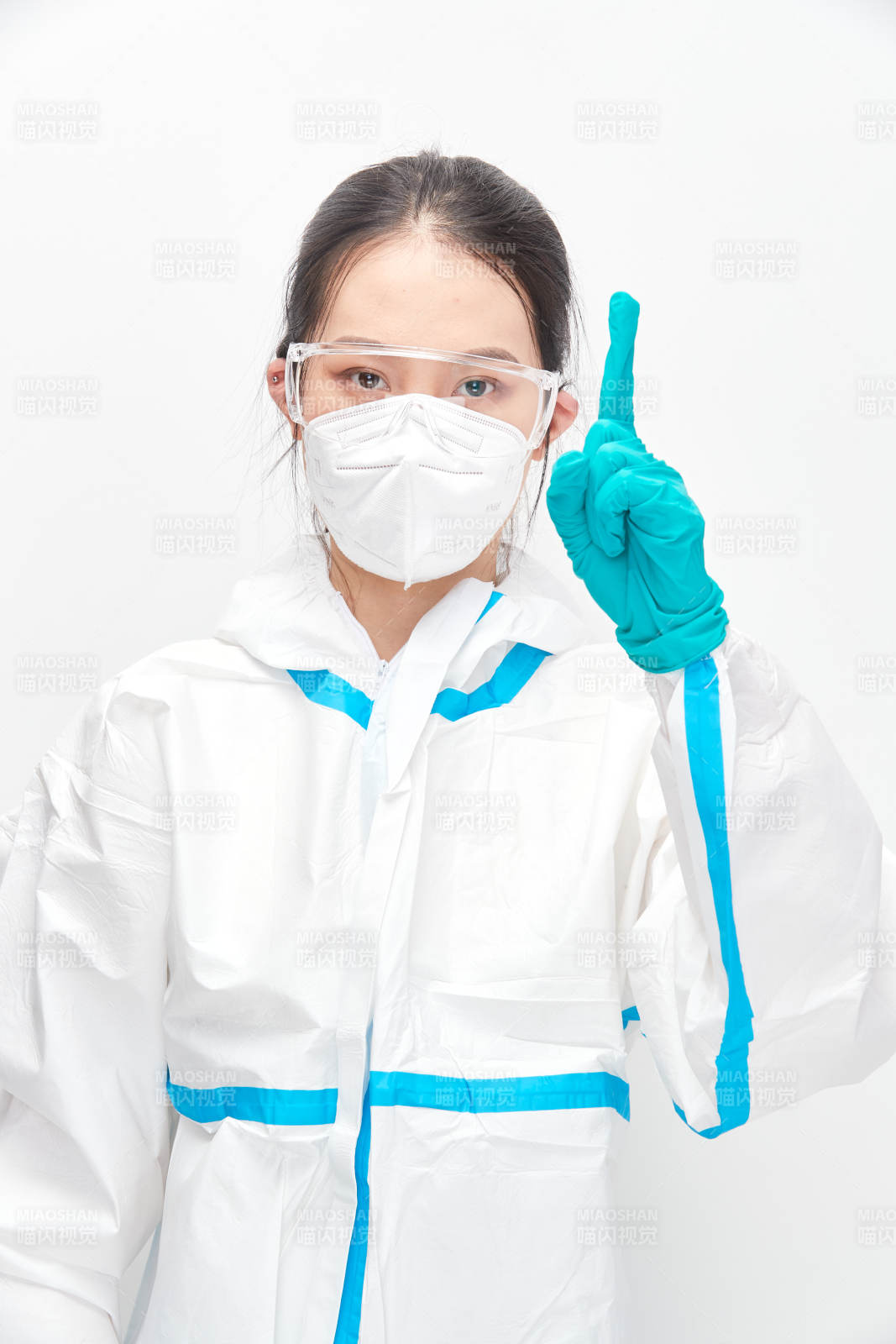 穿白色防护服佩戴护目镜口罩的女性医疗人员图片