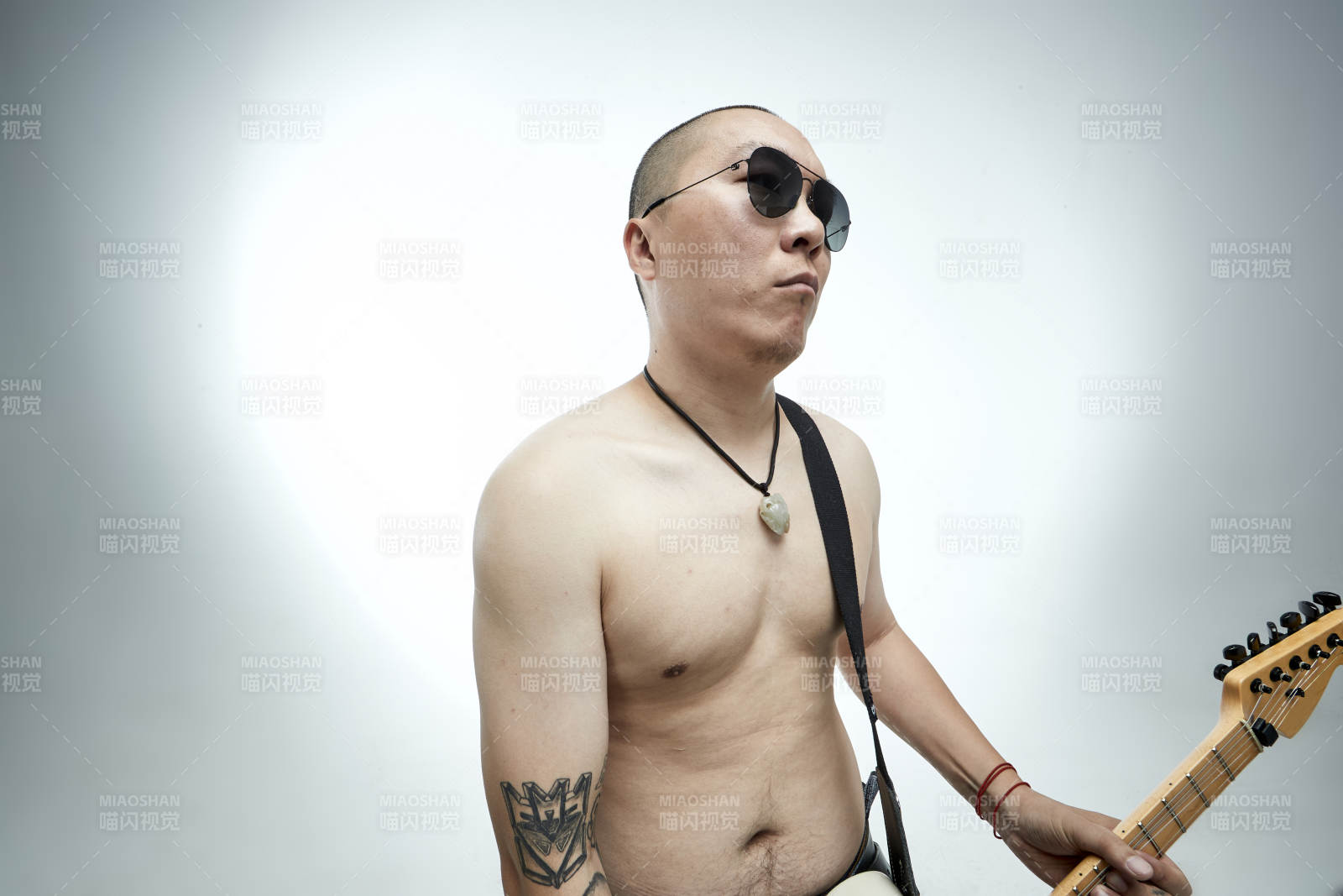 手持电吉他展示演奏的亚洲男性摇滚乐手人像图片