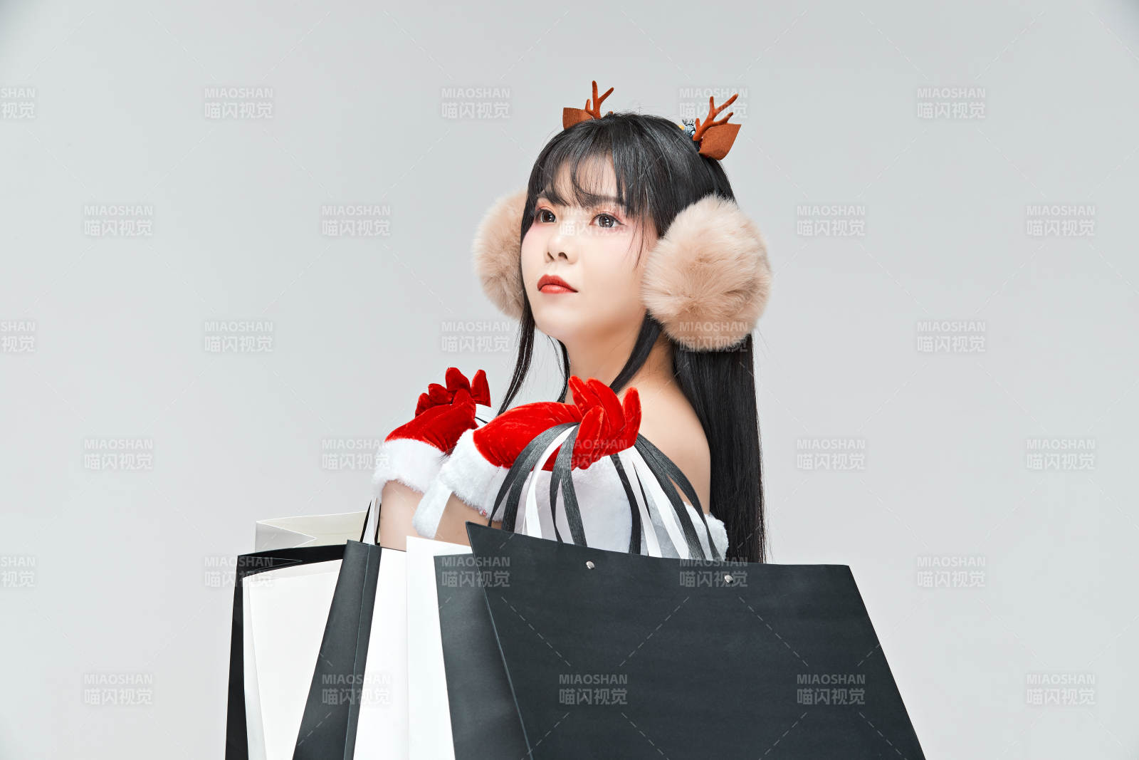 身穿圣诞服饰手提购物袋性感可爱的圣诞女郎图片