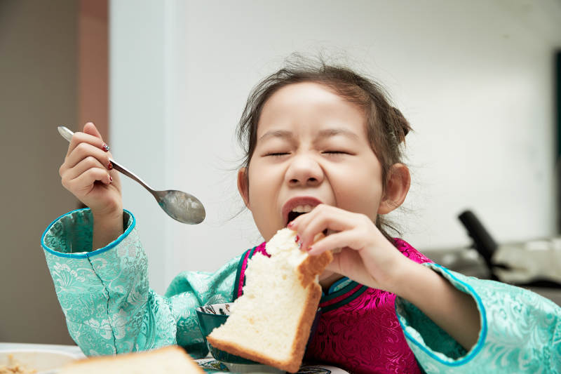 在家玩耍的亚洲小女孩图片