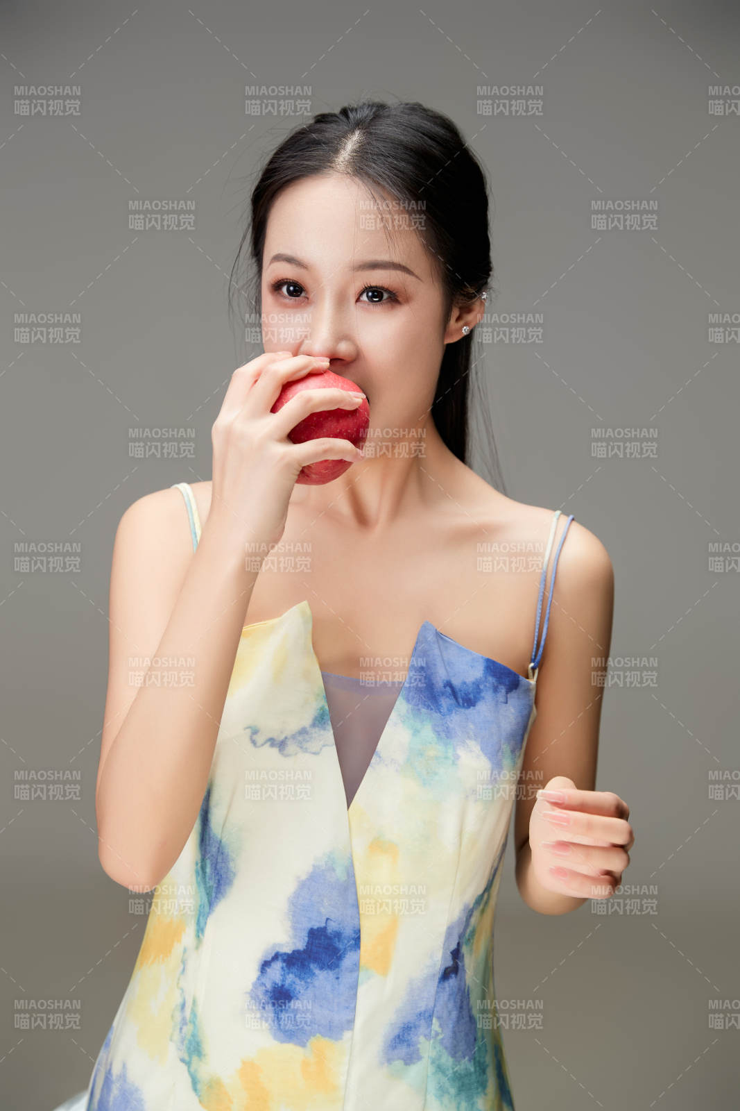 吃水果的亚洲东方长发少女图片