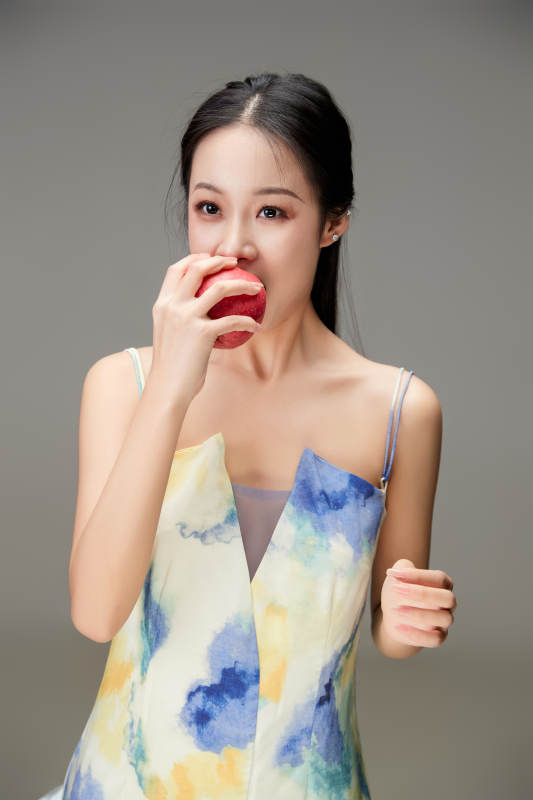 吃水果的亚洲东方长发少女图片