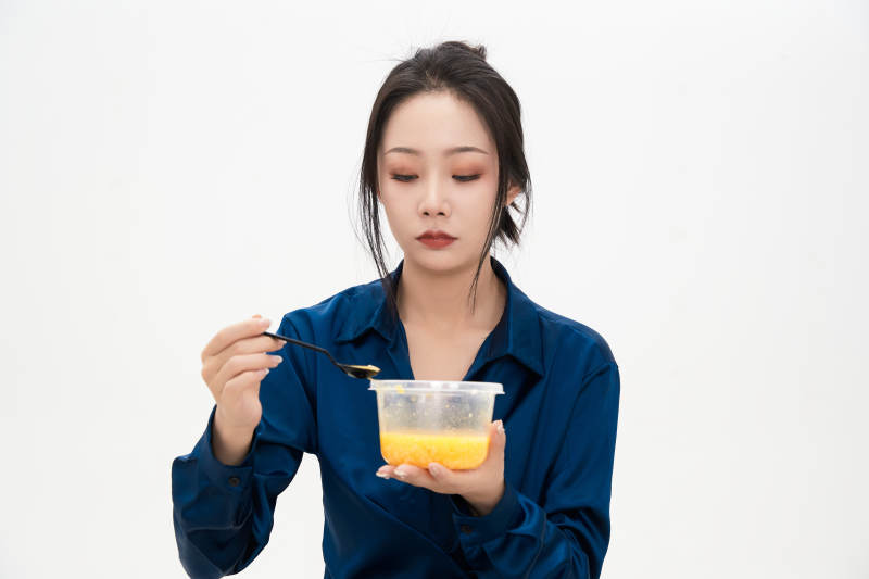 大吃特吃的亚洲可爱少女人像图片