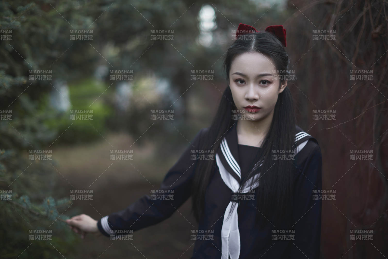 日系户外公园穿jk校服的少女图片