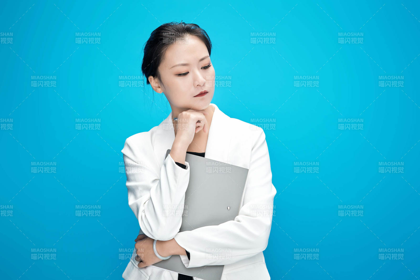 身穿西服拿着手机与文件夹的亚洲商务女士图片