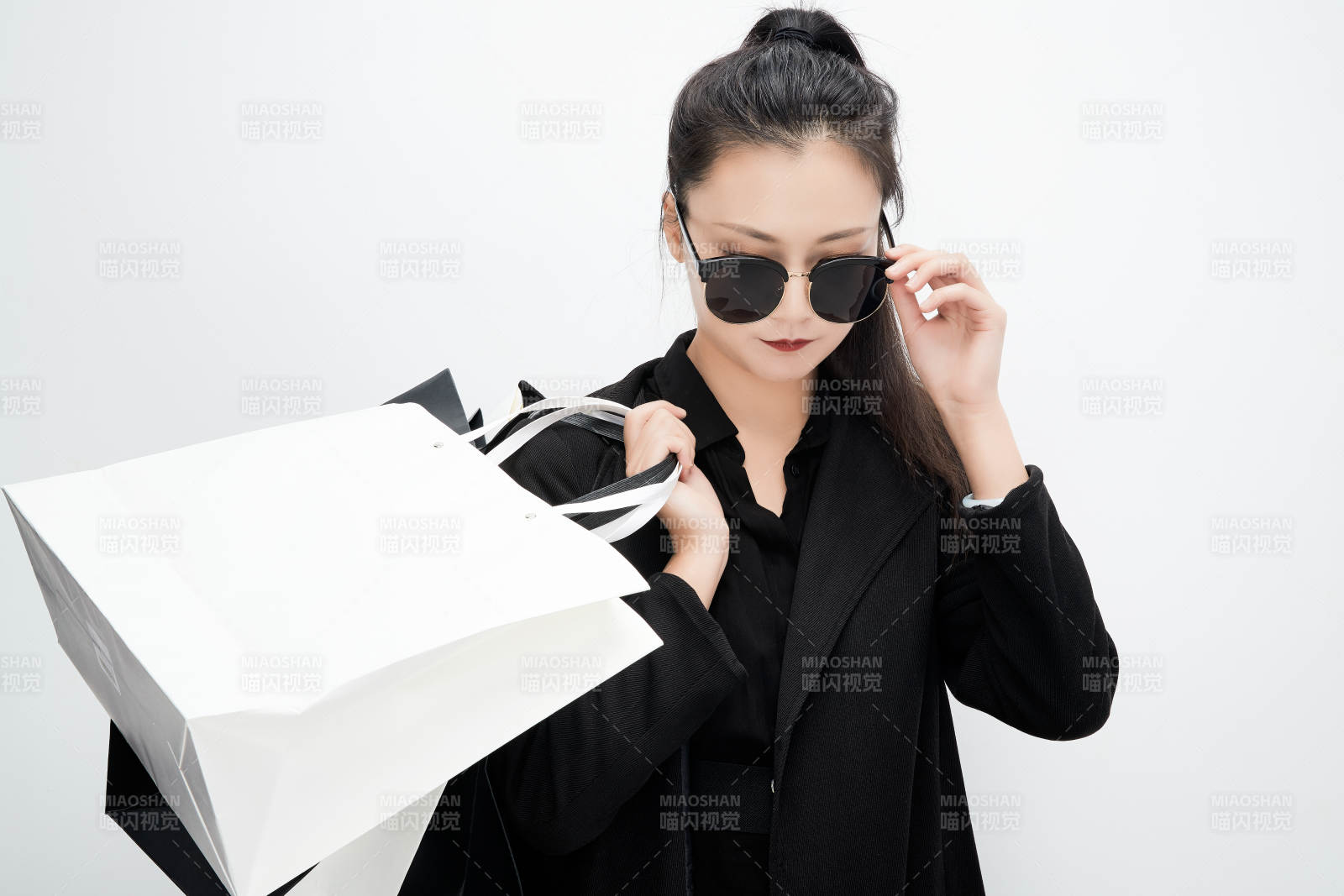 白色背景下手提购物袋时尚美丽的亚洲少女图片