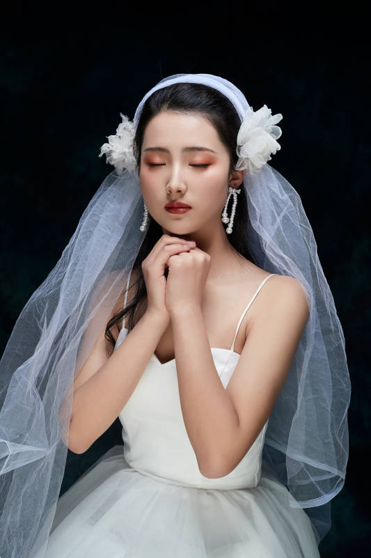 黑色背景下的女性复古婚纱妆面图片