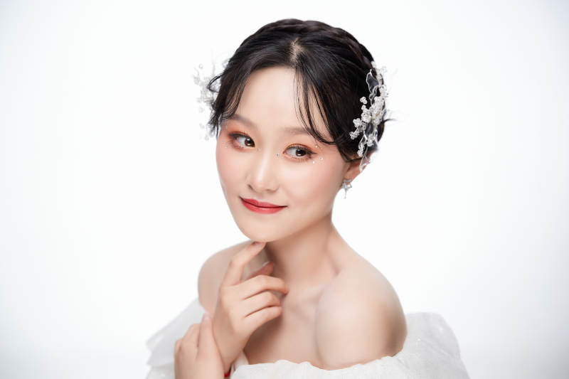 女性婚纱妆面图片