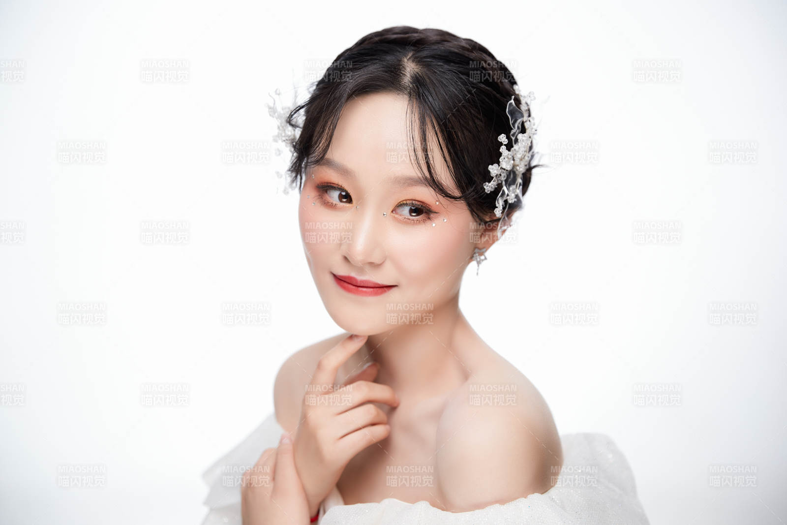 女性婚纱妆面图片