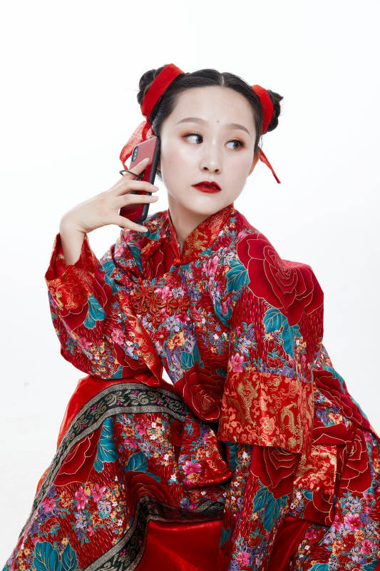 身穿中国传统服饰的青年女性图片